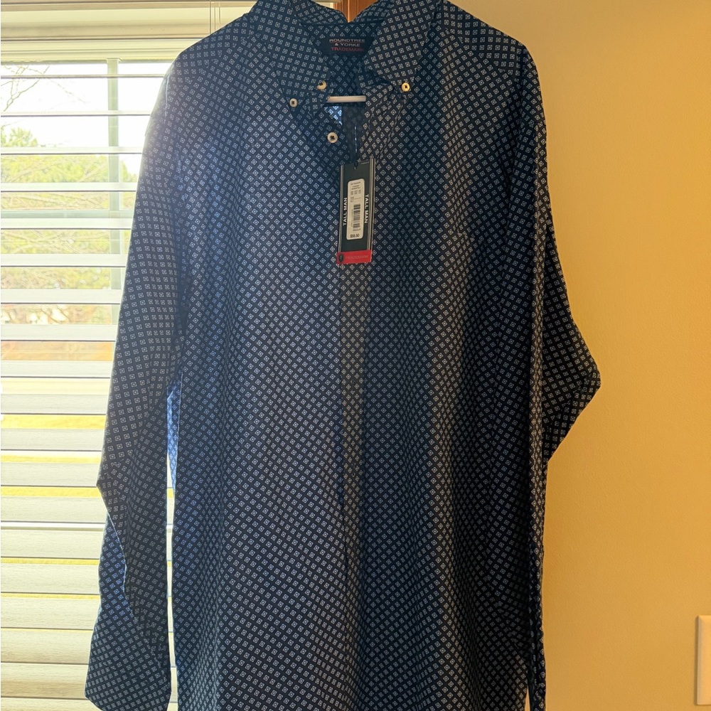 NWT - Men’s Roundtree & Yorke Blue Patterned Casual Button Down Shirt